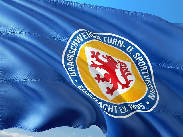 欧冠进球榜更新：莱万连续进球,