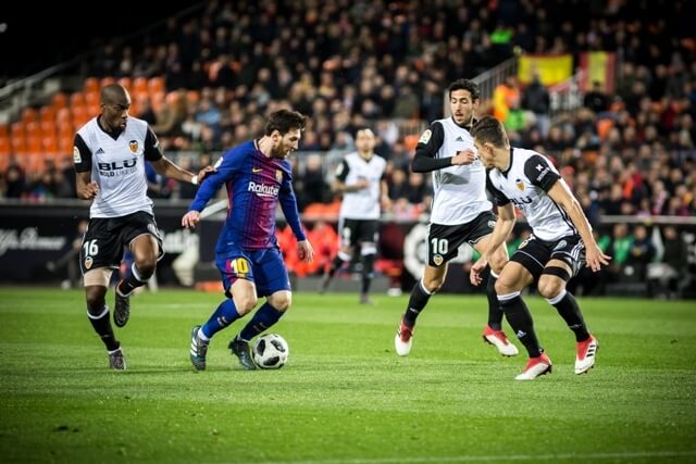 意甲最新动态：米兰锁定18岁新锋，国米仅落榜首一分